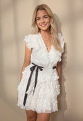Vestido floral con volantes y cuello en V