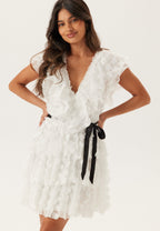 Vestido floral con volantes y cuello en V